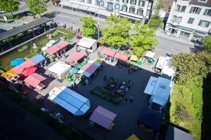 uster_06052016_wochenmarkt_sbo_8 So sah der Freitagsmarkt in Uster in vergangenen Jahren jeweils aus., Aufgrund des Coronavirus wollte der Stadtrat eine dezentrale Marktanordnung einführen und den Anlass dennoch durchführen., Doch der Kanton intervenierte bei der Stadt., Stadtrat Jean-François Rossier (SVP) war von der kurzfristigen Intervention nicht begeistert., Verbale Rückendeckung im Bestreben den Wochenmarkt wieder zu öffnen erhält der Stadtrat von Regierungsrätin Carmen Walker Späh.