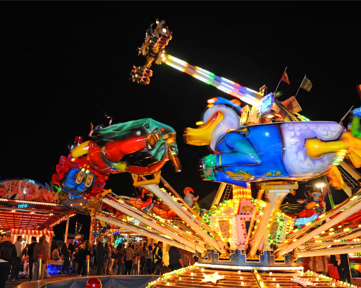 Die fliegenden Elefanten müssen dieses Jahr am Boden bleiben: Chilbibetrieb am Dorffäscht 2012, Nächtliche Impression vom Dorffäscht 2012., Die Vereine betreiben teilweise einen enormen Aufwand, nun können sie sich für die Vorbereitung ein Jahr mehr Zeit nehmen., Das OK des Dübendorfer Dorffäschts. Marcel Ingold ist der dritte von links.