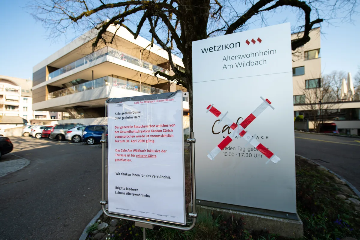 wetzikon_19032020_altersheimwildbach_boner Im Wetziker Alterswohnheim Am Wildbach können sich ab nächstem Dienstag Bewohner und Angehörige zu bestimmten Zeiten treffen., Das Effretiker Alters- und Pflegezentrum Bruggwiesen hat bereits seit knapp zwei Wochen eine Besucherzone eingerichtet., Martin Summerauer, Leiter der Heime Uster, weiss noch nicht, will das Besuchsverbot nächste Woche lockern., Bruno Kleeb, Leiter des Altersheims Böndler in Bauma, will lieber auf Begegnungszonen im Garten setzen.