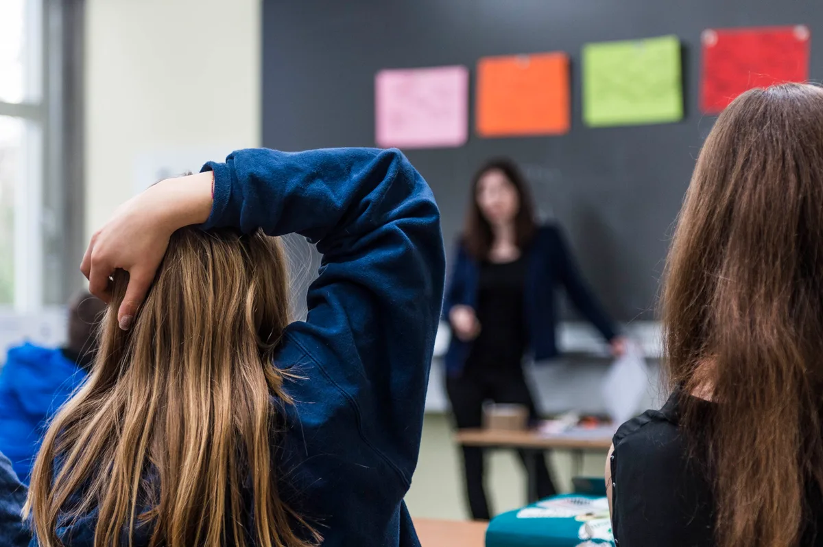 00002953846 Bald wieder im Klassenzimmer: Schülerinnen und Schüler können wieder in kleineren Gruppen unterrichtet werden.