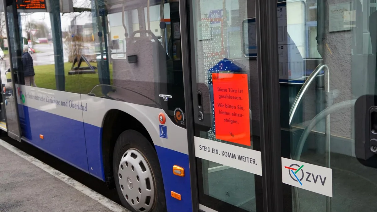vzo_corona_plakat_tuere-1_200310_preview Seit dem 27. April fahren die Oberländer-Busse wieder nach regulärem Fahrplan. (Foto: PD)