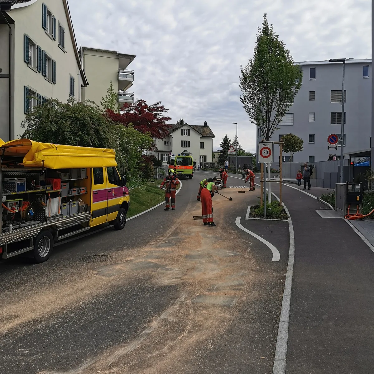 oelwehr Diesel-Verschmutzung in Wetzikon: Die Feuerwehr leistet am Sonntagnachmittag während rund zwei Stunden Ölwehr.