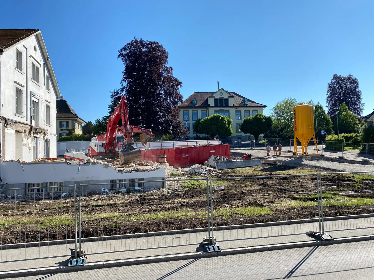 df3e2f50-59d5-4f80-ab60-920eae704e2d Mit dem Abriss des ehemaligen Schulhauses von Unterwetzikon ist jetzt begonnen worden. , Auf dem Areal entsteht der neue Hauptsitz der Bank Avera., Der Neubau soll in rund zwei Jahren bezugsbereit sein.