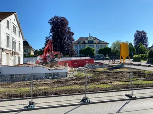 df3e2f50-59d5-4f80-ab60-920eae704e2d Mit dem Abriss des ehemaligen Schulhauses von Unterwetzikon ist jetzt begonnen worden. , Auf dem Areal entsteht der neue Hauptsitz der Bank Avera., Der Neubau soll in rund zwei Jahren bezugsbereit sein.