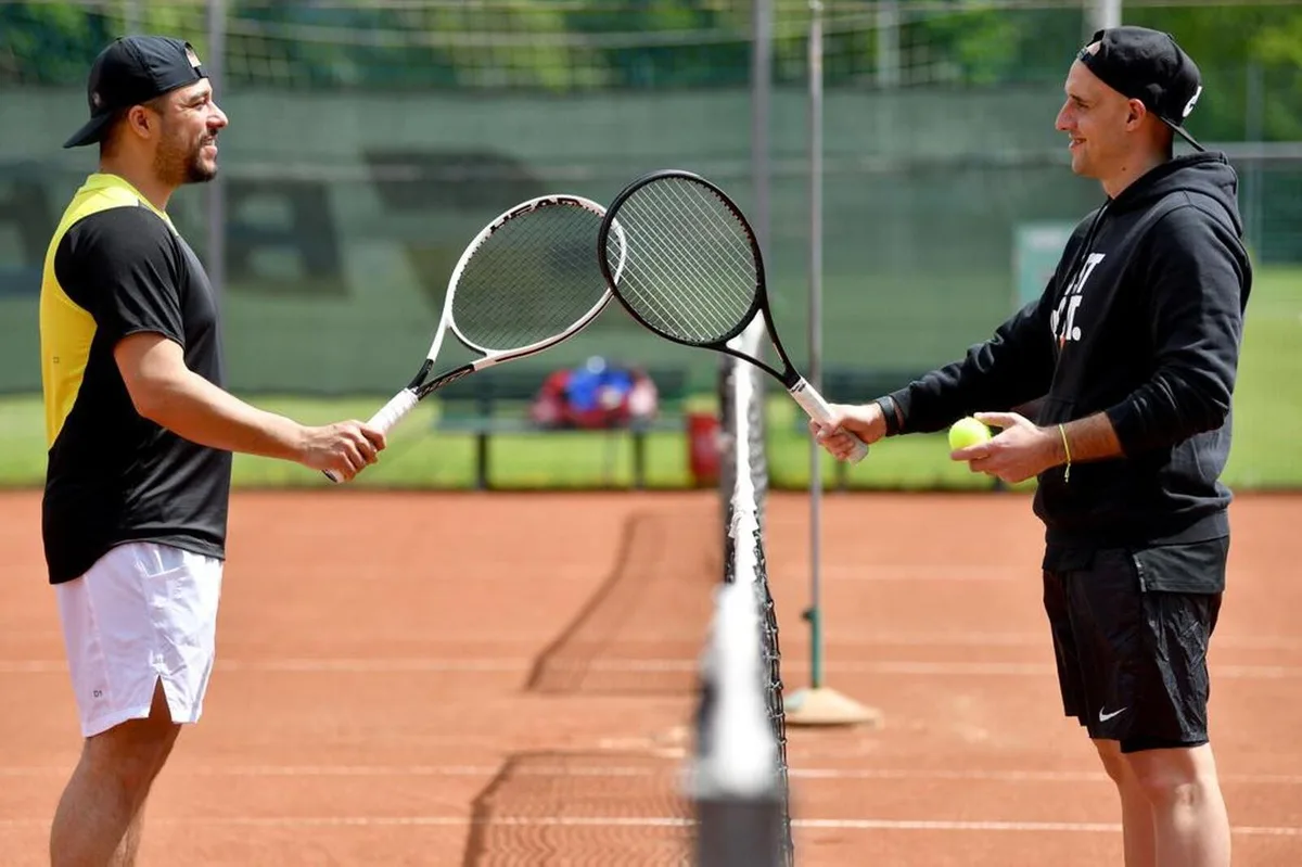Begrüssung in Schlägerdistanz: Auf Shake-Hands soll im Tennis verzichtet werden.