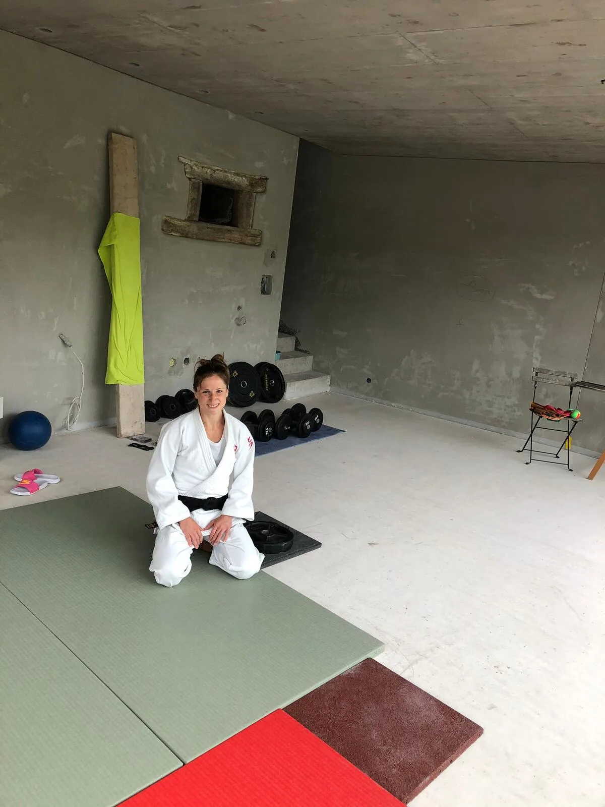 fabienne2 Eine sich im Umbau befindende Wohnung als Dojo: Fabienne Kocher weiss sich zu helfen., Nils Stump hat gute Chancen an den Olympischen Spielen in Tokio teilnehmen zu können., Fabienne Kocher blieb im letzten Jahr gänzlich verletzungsfrei., Fabienne Kocher gewann 2013 an der Junioren-EM die Goldmedaille., Nils Stump (in blau) im Jahr 2018 bei den Schweizer Mannschaftsmeisterschaften.