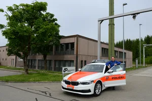 25_bh_polizei-stuetzpunkt_betzholz_hinwil_11052020_jam1 Dienstchef Reto Mülli vor dem sanierten und um einen Stock erweiterten Verkehrspolizeistützpunkt Hinwil., Der Empfangsschalter: Bis hierhin kommt jedermann, danach geht es nur noch mit einem Spezialschlüssel weiter., In der Sicherheitszone zwei befinden sich auch sechs Zellen, sogenannte Abstandsräume., Blick in einen der Abstandsräume., Gearbeitet wird in hellen Büros., Für die immer umfangreichere Ausrüstung stehen mehrere Räume zur Verfügung., Auch ein Ort, an den kein Nicht-Polizist kommt: Der Raum mit den grossen Waffentresoren., , Die Einsatzfahrzeuge können in einer unterirdischen Garage parkiert werden.