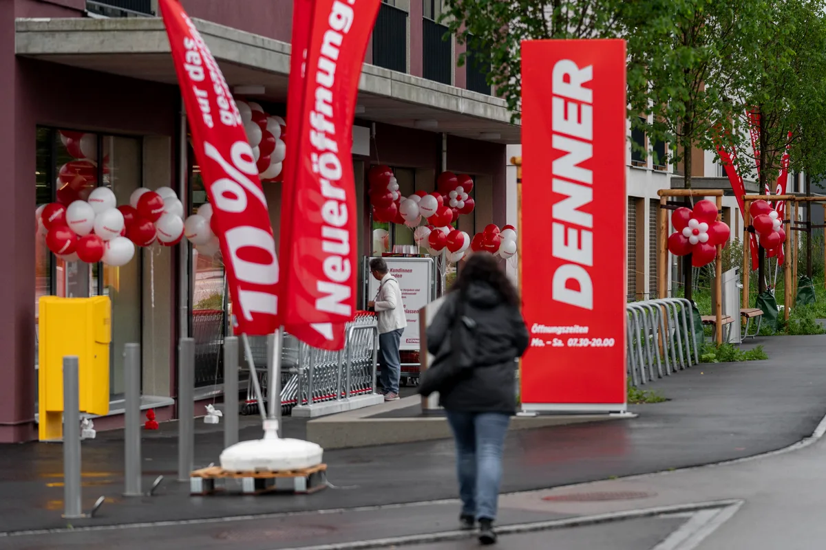 Die neue Dennerfiliale wurde am Donnerstagmorgen in Mönchaltorf eröffnet. , Der Laden ist Teil der Silbergrueb. In der neuen Überbauung wohnen 200 Leute., Mit einer Verkaufsfläche von 380 Quadratmeter können auch mal breitere Gänge eingerichtet werden., Der alte Denner war für eine Kundin ein Treffpunkt, ob das der neue auch wird, muss sich noch zeigen., Das alte Ladenlokal des Denners, der in der Seestrasse in Mönchaltorf war, ist heute verwaist.