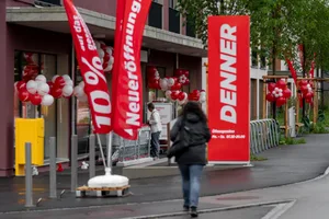 uster_14052020_denner_crm_9 Die neue Dennerfiliale wurde am Donnerstagmorgen in Mönchaltorf eröffnet. , Der Laden ist Teil der Silbergrueb. In der neuen Überbauung wohnen 200 Leute., Mit einer Verkaufsfläche von 380 Quadratmeter können auch mal breitere Gänge eingerichtet werden., Der alte Denner war für eine Kundin ein Treffpunkt, ob das der neue auch wird, muss sich noch zeigen., Das alte Ladenlokal des Denners, der in der Seestrasse in Mönchaltorf war, ist heute verwaist.