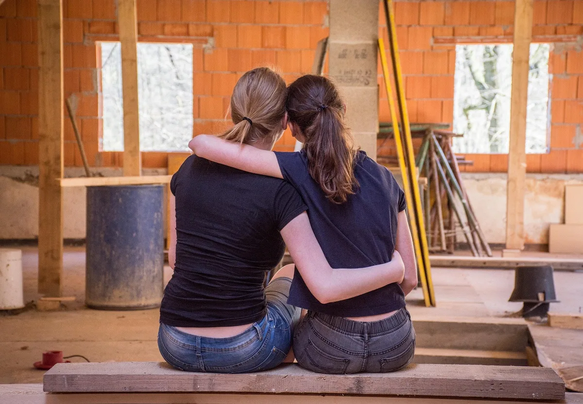girlfriends-2213259_1920 Handschlag, Küsschen oder Umarmung? Diese Frage stellte man sich schon vor Corona.