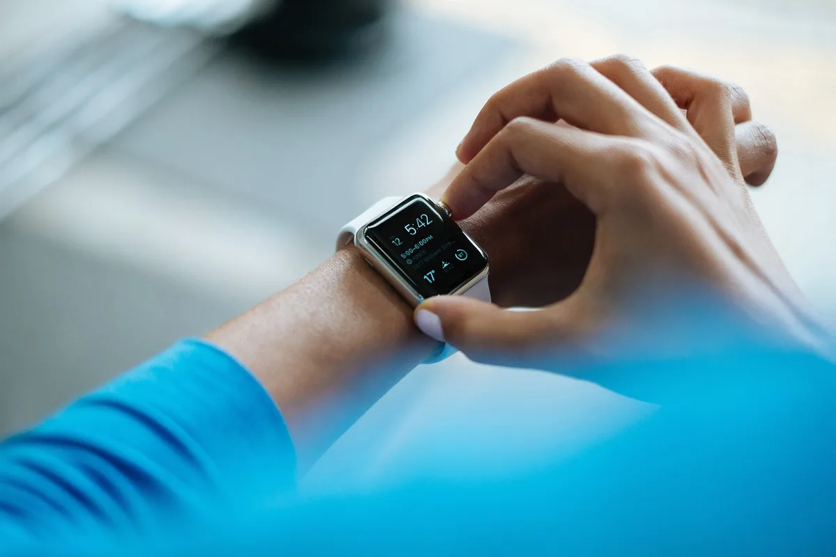 smartwatch-828786_1920 In der Corona-Krise zeigt die Verkaufskurve bei Smartwatches und anderen Wearables steil nach oben.
