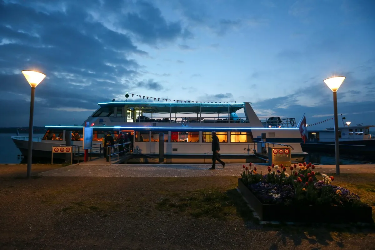 Die «Stadt Uster» bleibt im Heimathafen –​​​​​​​ und wird zur Pop-up-Beiz​​​​​​​., Die «Stadt Uster» ist das Flaggschiff der Schifffahrts-Genossenschaft Greifensee., Da war die Welt für die SGG noch in Ordnung: Die «David Herrliberger» (links) und die «Stadt Uster» auf dem spiegelglatten See., Nur das Kursschiff «Heimat»​​​​​​​ war ohne Unterbruch im Einsatz, doch auch hier brachen die Passagierzahlen dramatisch ein.