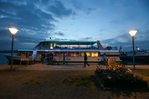 uster_04052019_ornithologenschiff_nag-2_preview Die «Stadt Uster» bleibt im Heimathafen – und wird zur Pop-up-Beiz., Die «Stadt Uster» ist das Flaggschiff der Schifffahrts-Genossenschaft Greifensee., Da war die Welt für die SGG noch in Ordnung: Die «David Herrliberger» (links) und die «Stadt Uster» auf dem spiegelglatten See., Nur das Kursschiff «Heimat» war ohne Unterbruch im Einsatz, doch auch hier brachen die Passagierzahlen dramatisch ein.