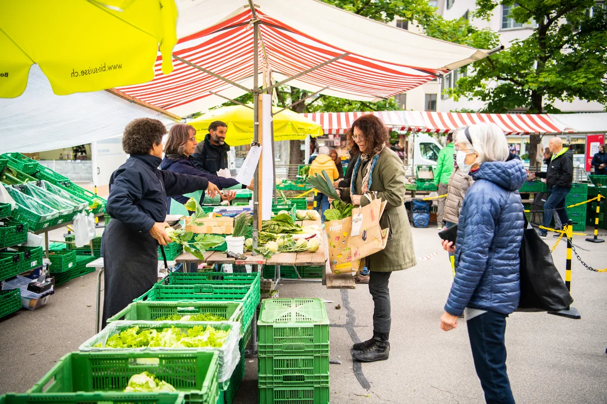 uster_15052020_wochenmarkt_sbo_16 Der Wochenmarkt lockte viele Besucher an. Da und dort sind auch Leute mit Schutzmasken ausgerüstet., Am Eingang zählt eine Polizistin die ein- und austretenden Menschen., Markierungen und Absperrungen sind in Coronazeiten nichts Neues. , Auf den Freitagsmarkt haben sich auch die Standbesitzerinnen gefreut., Nach der langen Pause nehmen die Besucher auch die Schutzmassnahmen gerne in Kauf.