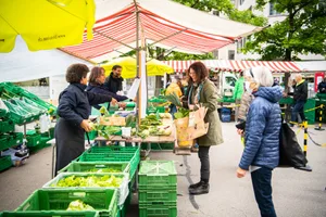 uster_15052020_wochenmarkt_sbo_16 Der Wochenmarkt lockte viele Besucher an. Da und dort sind auch Leute mit Schutzmasken ausgerüstet., Am Eingang zählt eine Polizistin die ein- und austretenden Menschen., Markierungen und Absperrungen sind in Coronazeiten nichts Neues. , Auf den Freitagsmarkt haben sich auch die Standbesitzerinnen gefreut., Nach der langen Pause nehmen die Besucher auch die Schutzmassnahmen gerne in Kauf.
