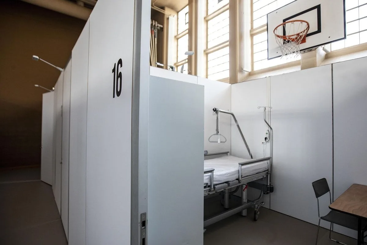 1lsqmwa2qwi8gqt1zavp8x Das Universitätsspital Zürich hat in Turnhallen der Kantonsschule Rämibühl ein Notspital für Covid-19-Patienten eingerichtetet.