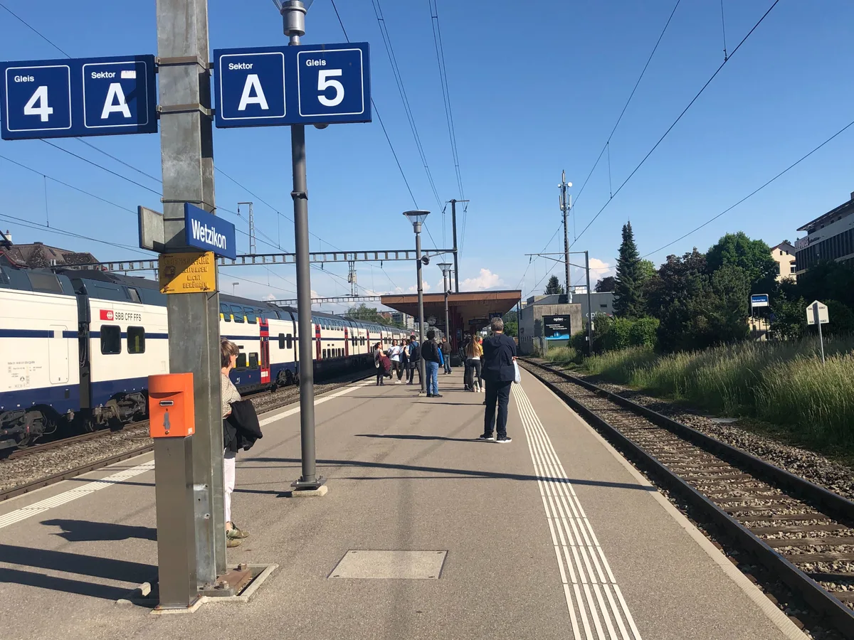 17 Minuten Verspätung heisst es derzeit auf dem Schild an den Bahnhöfen.