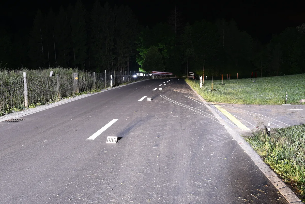 200517_aathal_seegraeben In der Nacht auf Montag hat ein Autofahrer (26) in Seegräben die Kontrolle über sein Auto verloren.