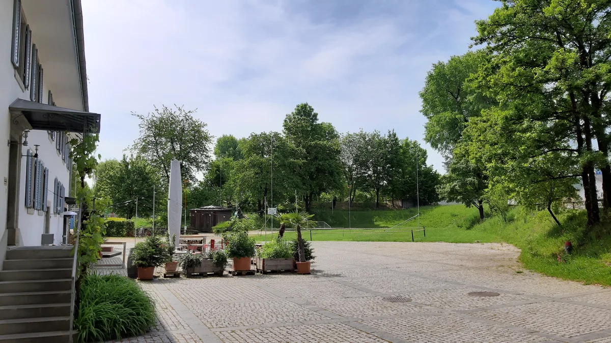 Das Mehrzweckgebäude soll im hinteren Bereich des Grundstücks, schräg neben der Oberen Mühle, entstehen. , Der Bau wird einen grossen Teil des Grundstücks einnehmen..., ...eine Nutzung der Aussenfläche etwa für Flohmärkte soll gemäss den Planern aber weiterhin möglich sein., Die Vorderansicht des markanten Baus., Fensterfront am alten Glattkanal.