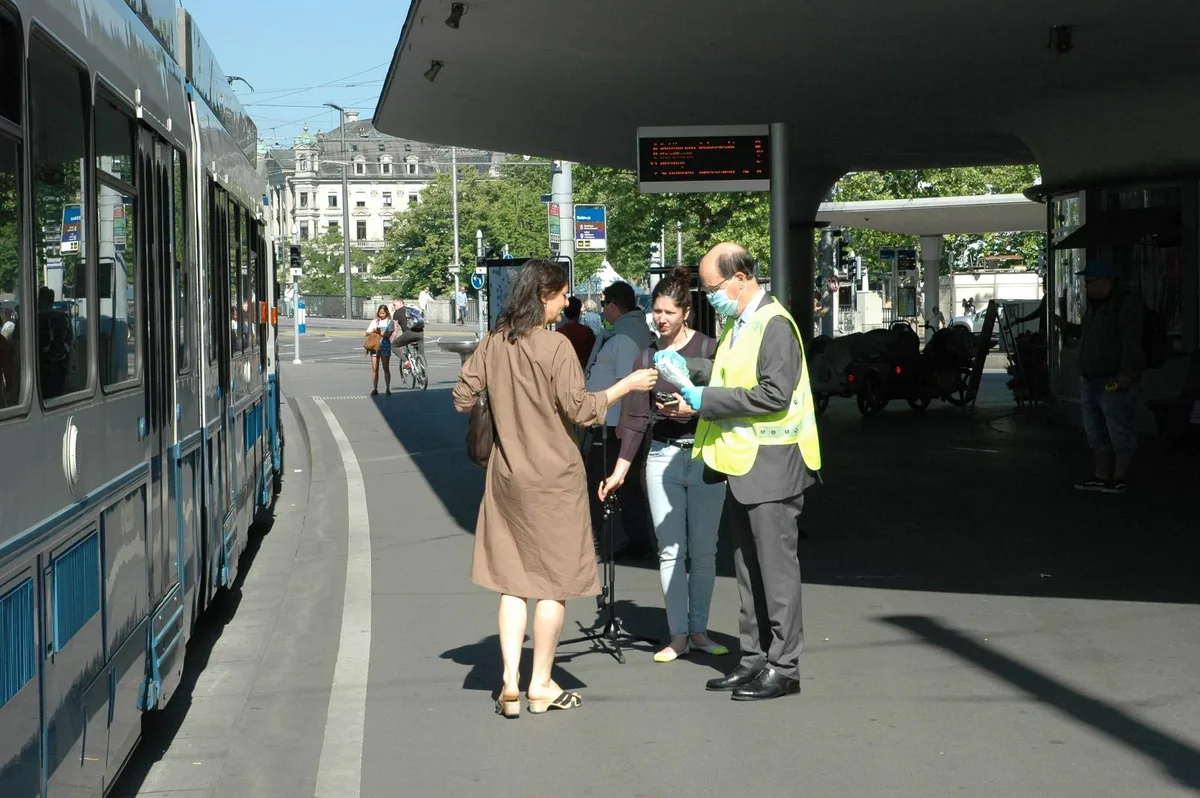 9ugs-ntz4dca3-roeolwlf VBZ-Direktor Guido Schoch verschenkt Masken an ÖV-Passagiere am Bellevue.
