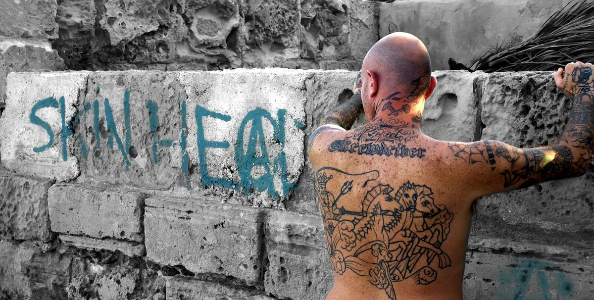 skinhead-364824_1920 Ein Deutscher mutmasslicher Neonazi soll in seiner Wohnung in Rüti mehrere Waffen gelagert haben, Der Mann soll ein guter Freund von Kevin G. gewesen sein., Rechtsextremismus ist in der Region kein neues Phänomen: 2012 waren 50 Personen mit Fakeln durch Hombrechtikon gezogen. , Der Gerichtstermin ist für Juni am Bezirksgericht in Hinwil geplant.