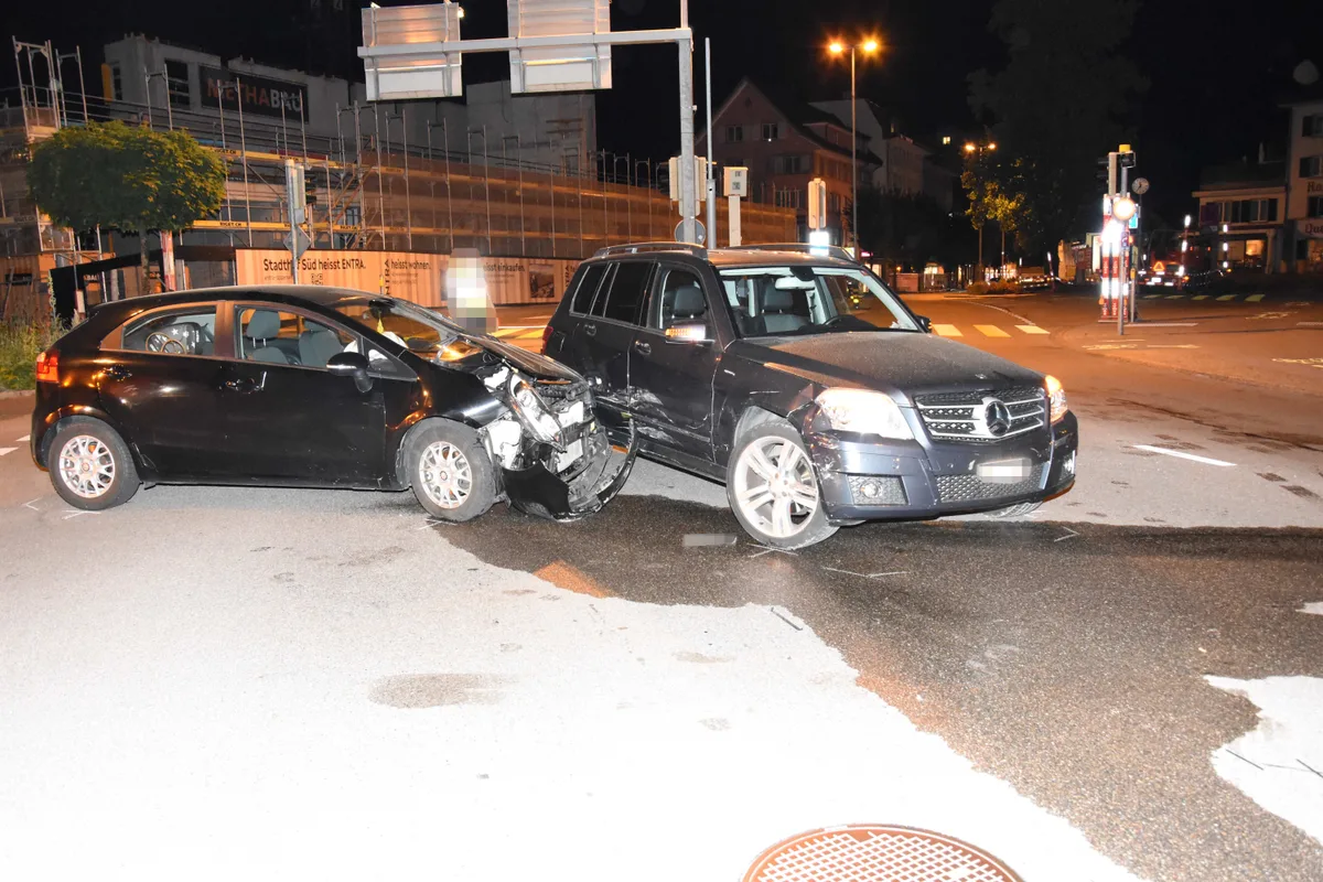 unfall_rapperswil Am späten Mittwochabend hat es auf der Kreuzung vor dem Einkauszentrum Sonnenhof geknallt.