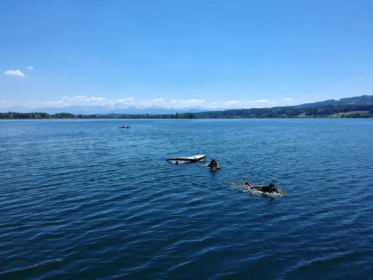 enigmaticsurf_wingsurf_wasser_4 Auf dem Greifensee will Manuel Simmons als neuer Surflehrer Erfolg haben., Manuel Simmons hat durch seine neue Freundin (rechts im Bild) den Greifensee kennengelernt., Auf dem See hat bisher noch keine Lektionen geben können. , Die «gleichmässigen Winde» auf dem See seien ideal für Anfänger, sagt der Surflehrer.
