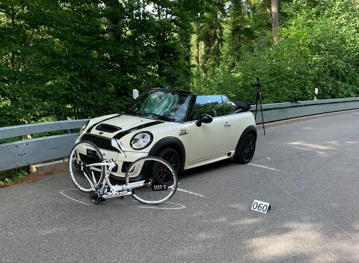 In Kyburg krachte ein Velofahrer in ein Cabrio und landete mittelschwer verletzt im Auto.