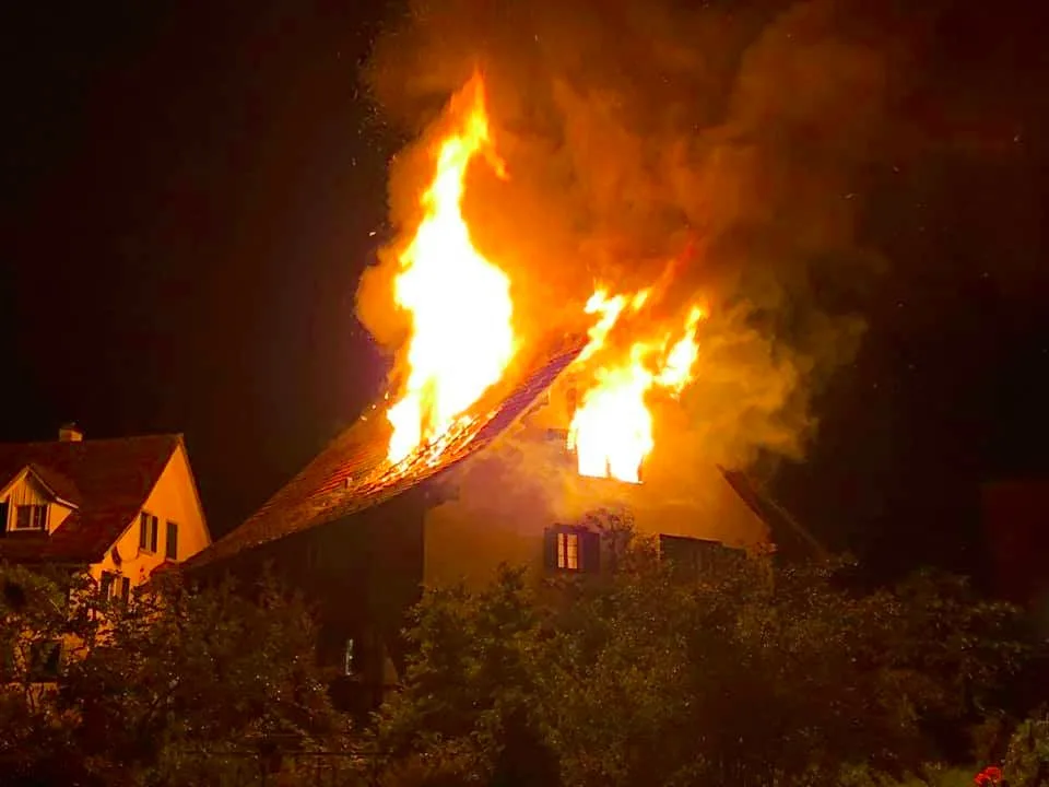 In der Nacht auf Sonntag hat im Rütner Ortsteil Fägswil ein Feuer gebrannt, Innert Minuten stand der Dachstock des Wohnhauses in Vollbrand., Die Löscharbeiten dauerten die ganze Nacht hindurch. , Um 6 Uhr in der Früh waren die Nachlöscharbeiten abgeschlossen. Die Feuerwehr postierte eine Brandwache., Die Riegelbau-Weise hatte der Feuerwehr die Löscharbeiten erschwert. Immer wieder flammten Glutnester auf., Das Gebäude ist unbewohnbar und einsturzgefährdet. Die Kantonspolizei untersucht die Brandursache noch. , Die Bewohner konnten sich rechtzeitig retten, erlitten aber leichte bis mittelschwere Brandwunden. , Die Umgebung um den Brand wurde grossräumig abgesperrt.