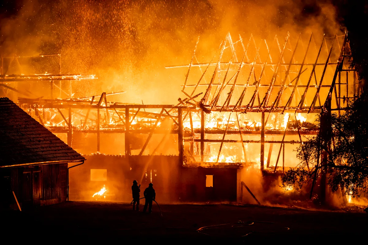hinwil_25052020_brand_crm_7 Eine Scheune in Grüningen geriet am Montagabend in Brand., Die Flammen waren schon aus der Ferne zu sehen., Polizei und Feuerwehr waren mit Einsatzkräften vor Ort., Menschen und Tiere sind bei dem Brand nicht zu Schaden gekommen., Gegen 22 Uhr brach das Feuer in der Scheune aus.