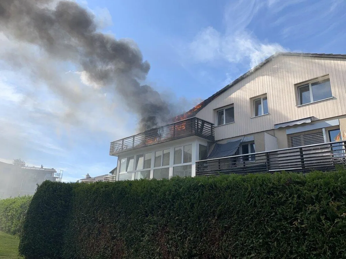 terrassenbrand_hombrechtikon In einem Mehrfamilienhaus bricht am Dienstagnachmittag auf der Terrasse ein Feuer aus.