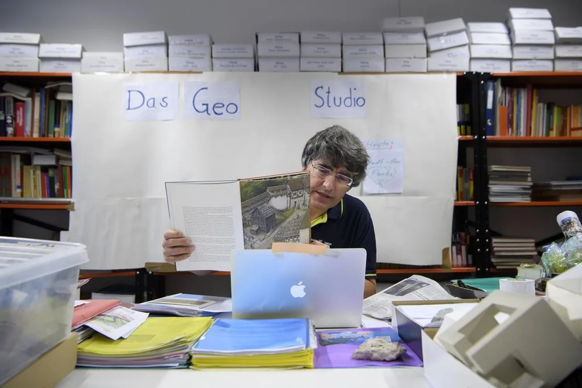 Viele Gymnasiallehrer werden bis zu den Sommenferien ihre Lektionen weiterhin vor einer Webcam abhalten, nicht im Klassenzimmer.