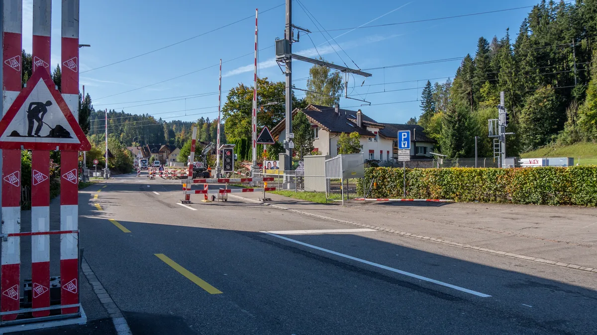 Ist für zwei Tage für den Verkehr gesperrt: Der Bahnübergang in Saland, hier während früherer Bauarbeiten.