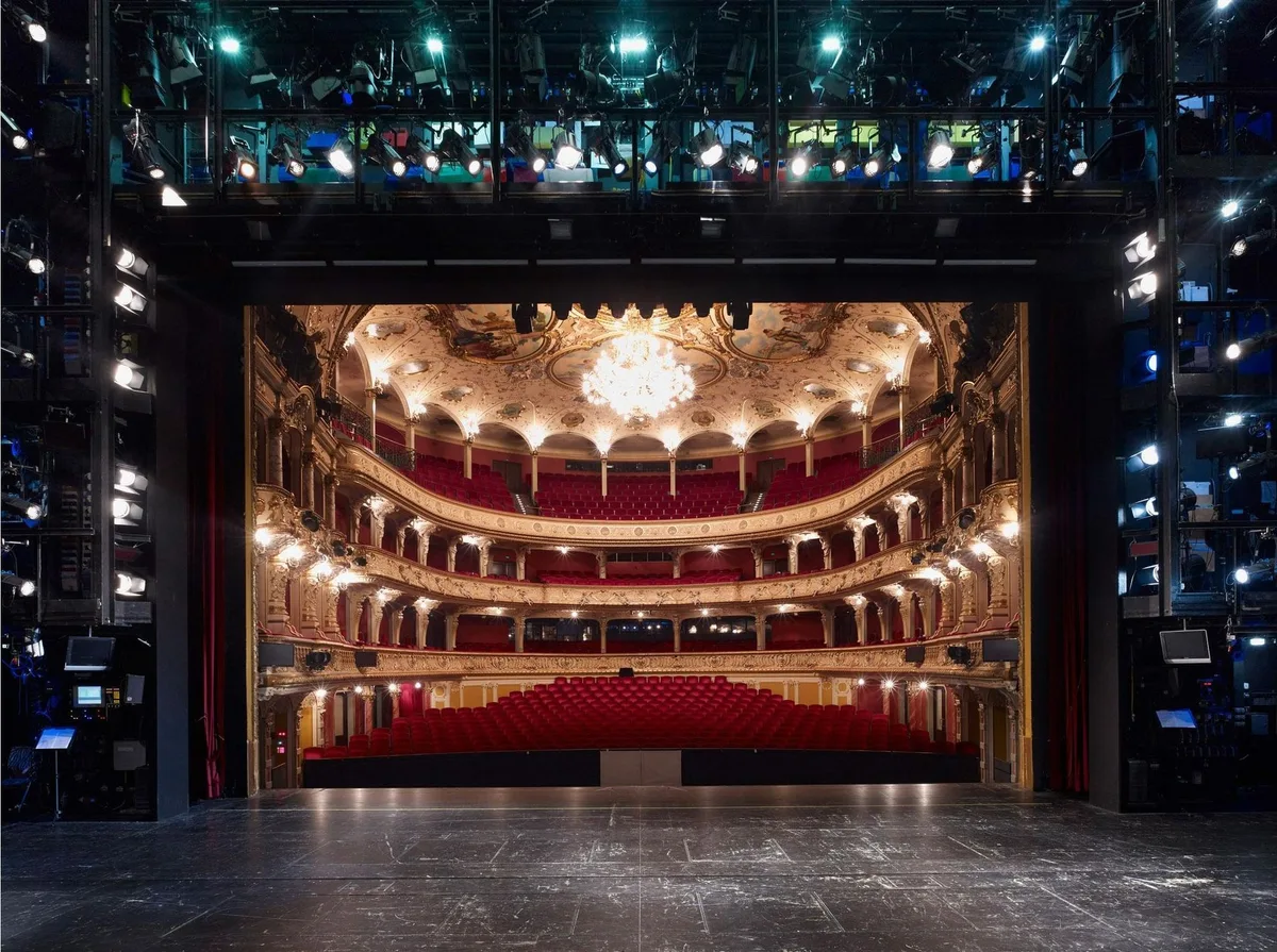 0q5y8nvma_ablvdlhpoy6d Noch sind Bühne und Zuschauerraum leer im Opernhaus Zürich – aber nicht mehr lange.