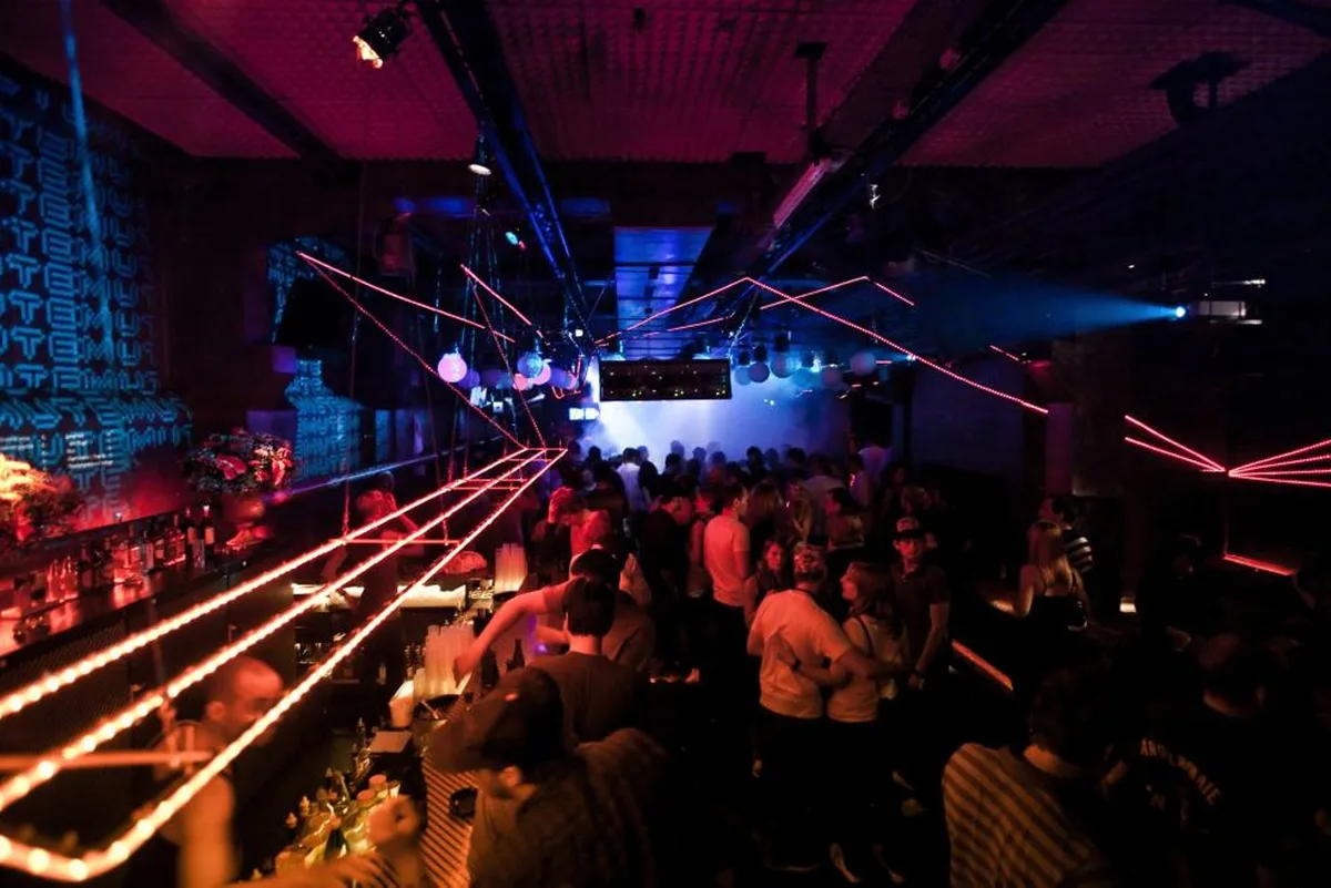 foma_-a4khd8b_ugktwkof Polizeistunde um Mitternacht und zwei Meter Abstand sind für die Nachtclubs nicht umsetzbar.