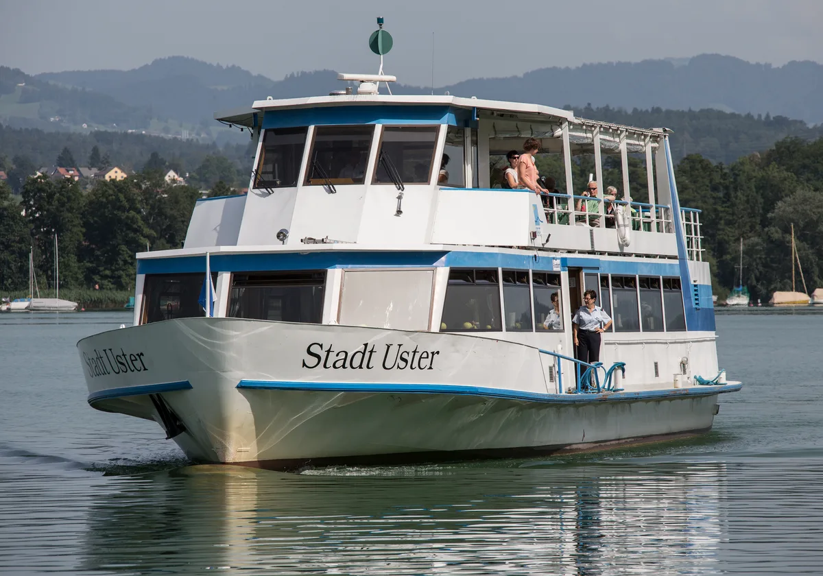 fr_hitzetage_03 Bald kann auf der «Stadt Uster» wieder eine Rundfahrt gemacht werden. , Den Passagieren stehen wegen Corona mehr Platz zur Verfügung. Dafür fahren aber auch weniger Schiffe.
