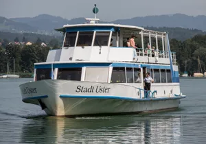 fr_hitzetage_03 Bald kann auf der «Stadt Uster» wieder eine Rundfahrt gemacht werden. , Den Passagieren stehen wegen Corona mehr Platz zur Verfügung. Dafür fahren aber auch weniger Schiffe.