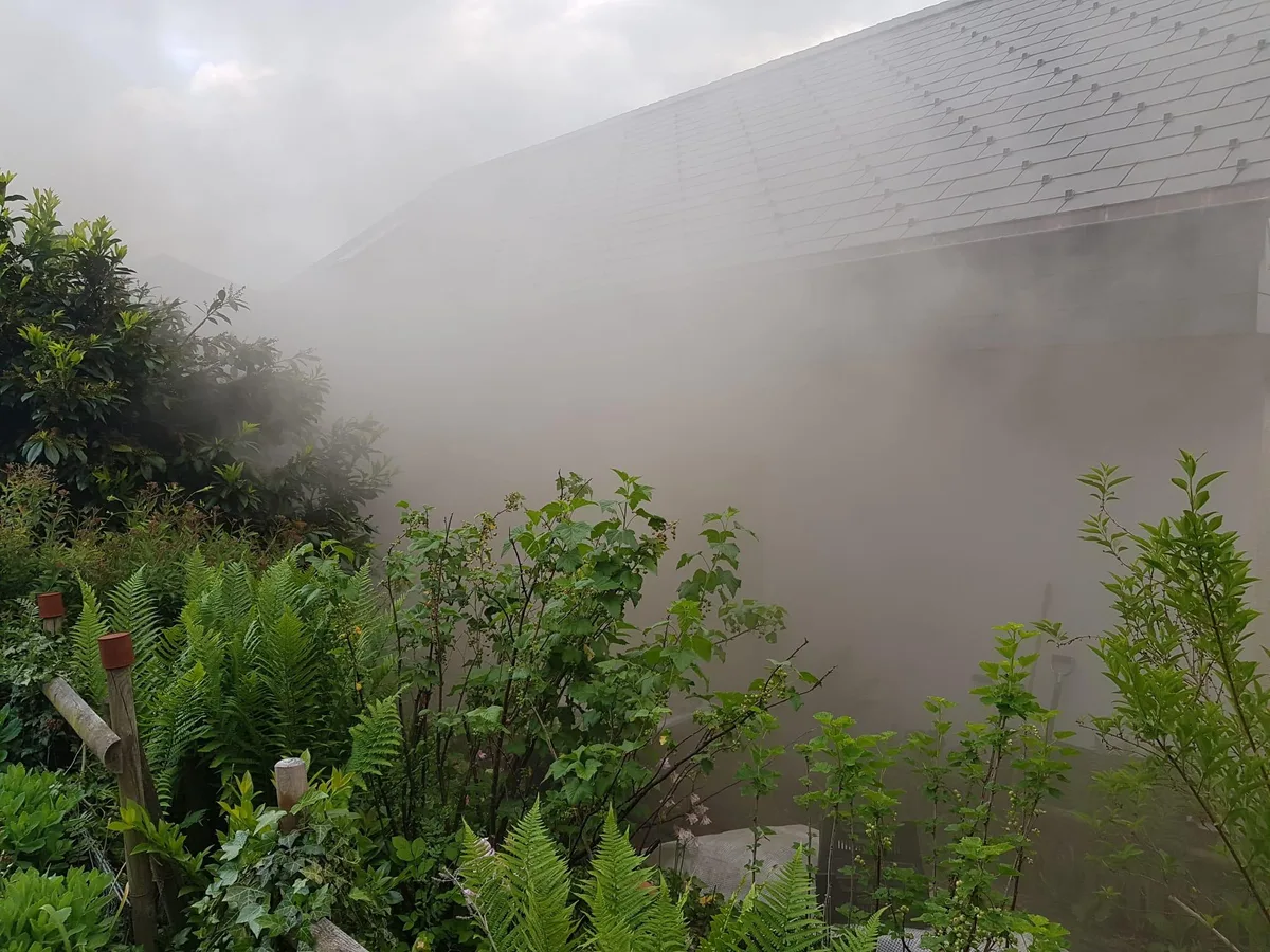 Gestern Abend brannte in Bauma ein leerstehendes Einfamilienhaus., Es entstand grosser Sachschaden., Die Feuerwehren Bauma und Turbenthal-Wila-Wildberg waren vor Ort. Verletzt wurde niemand.