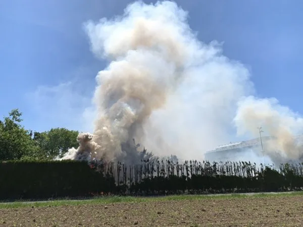 Beim Brand an der Ustermer Neugrütstrasse verletzte sich der Brandverursacher., Die Feuerwehr Uster war über eine Stunde im Einsatz, um den Brand zu löschen., Eine Person wollte offenbar mit einem elektrischen Brenner Unkraut vernichten., Doch auch die Feuerwehr konnte nicht verhindern, dass, ... ein Grossteil der Hecke zerstört wurde., Ein Rettungshelikopter flog die verletzte Person ins Spital.