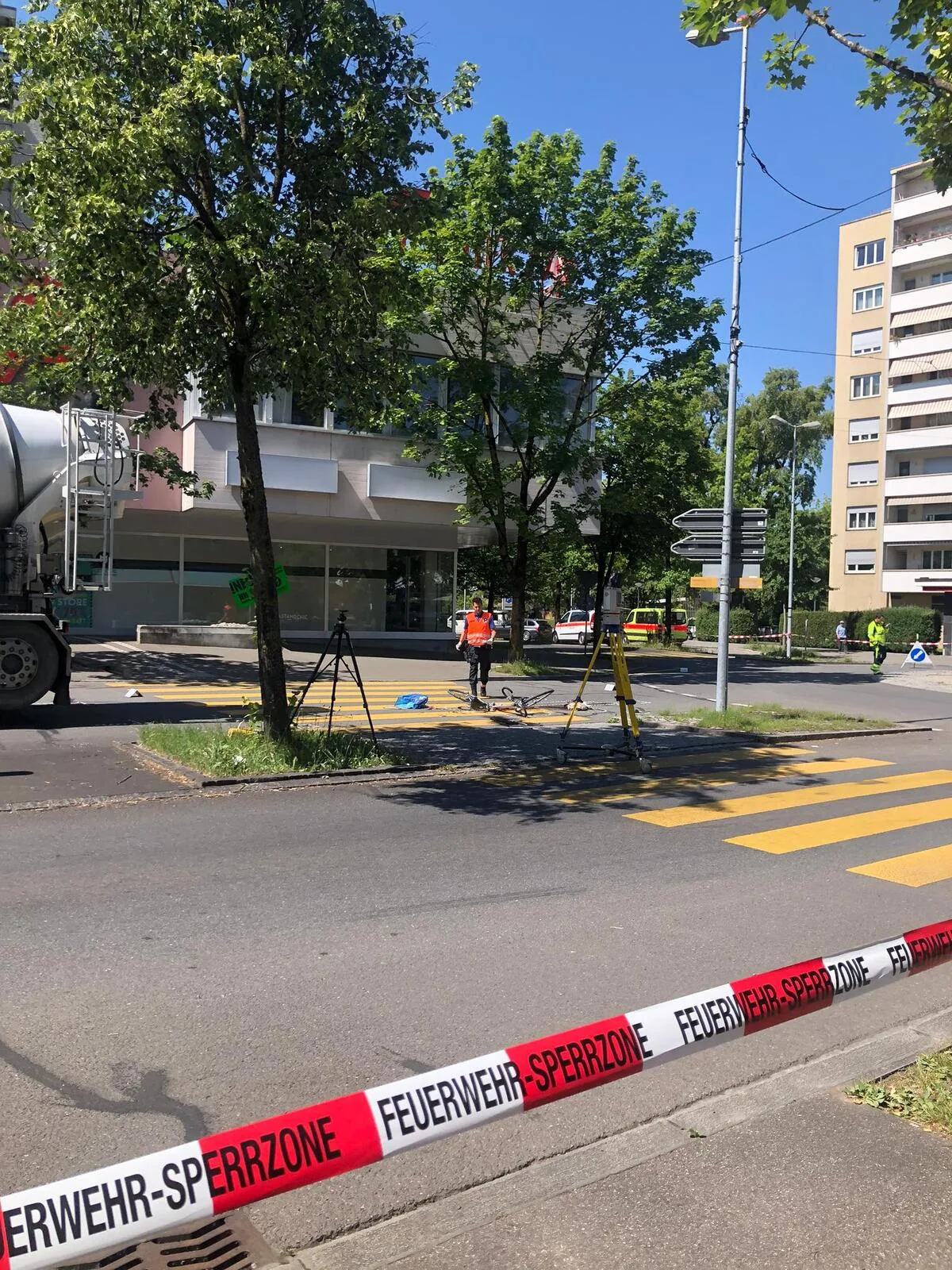 whatsapp_image_2020-06-02_at_11-12-16 Das demolierte Velo liegt auf dem Zebrastreifen, der Unfallhergang ist aber noch unklar. , Der Unfall ereignete sich direkt vor dem «Uschter 77»., Polizei und Feuerwehr sind vor Ort.