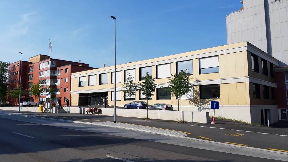 Erst wenn der Coronatest negativ ist, dürfen sich die Bewohner wieder ohne Schutzmaske im Alters- und Spitexzentrum bewegen., Michael Oldani ist seit einem Dreivierteljahr Direktor des Alters- und Spitexzentrums in Dübendorf.