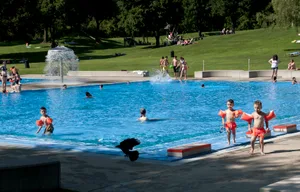 eselriet_-_badiplausch_fabienne_montepeque_7 Um die Verweildauer zu verringern, werden in der Effretiker Badi Eselriet die Grillstellen gesperrt. , Ein solches Bild wird es diesen Sommer nicht geben: Der Sprungturm in Uster bleibt geschlossen.