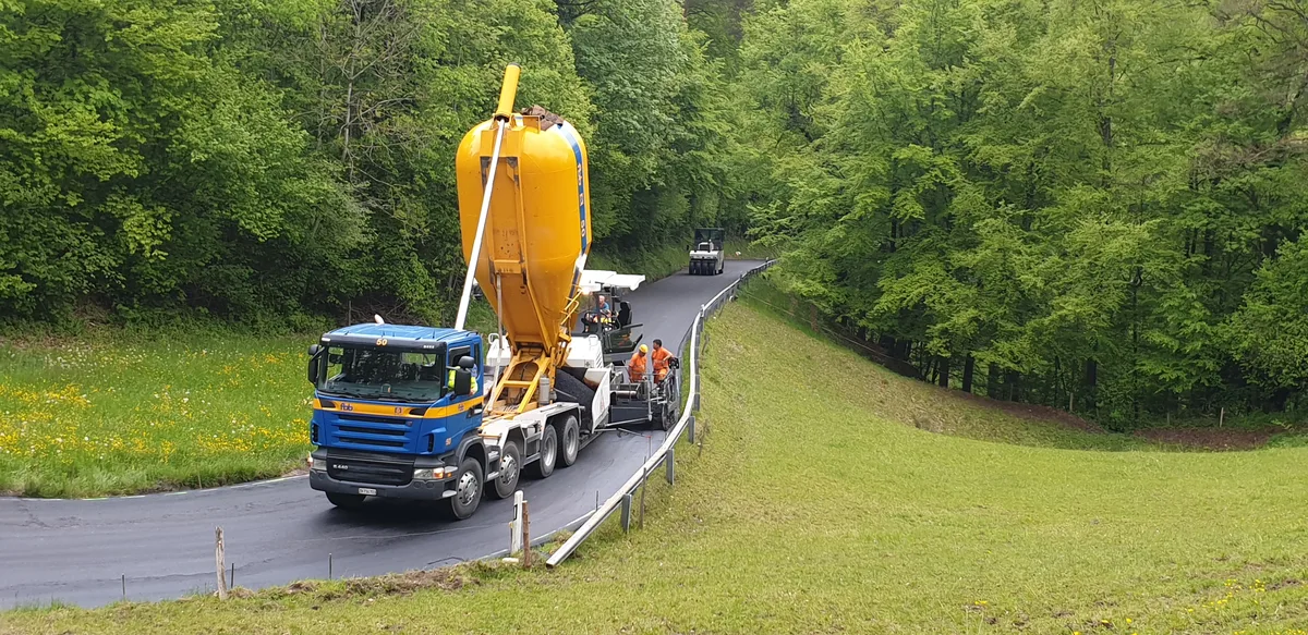 sanierung-sitzbergstrasse-turbenthal-2019-pd-_2 Ein erster Abschnitt der Sitzbergstrasse wurde bereits im Herbst saniert.