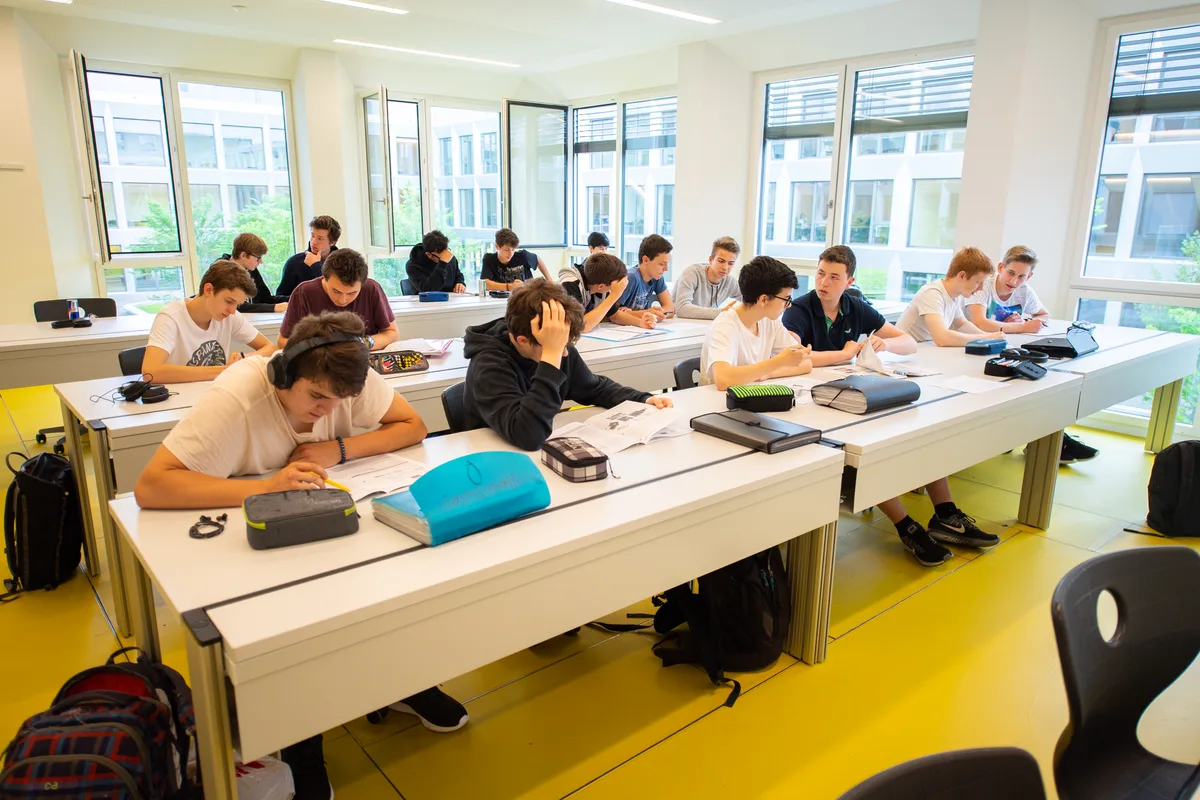 dsc_7715 Müssen an zwei Tagen im Jahr nicht die Schulbank drücken: Zürcher Schüler von Mittelschulen.