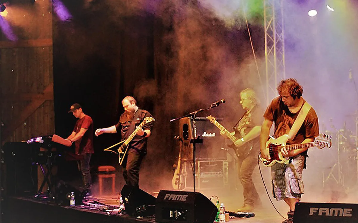 flector_live_rocktherhy Die Rockband Flector möchte ein Video aufnehmen - der nötige «Stutz» fehlt jedoch., Besagter Song, der «verfilmt» werden soll, erzählt die Lebensgeschichte von Leadsänger Carlo Gartenmann.