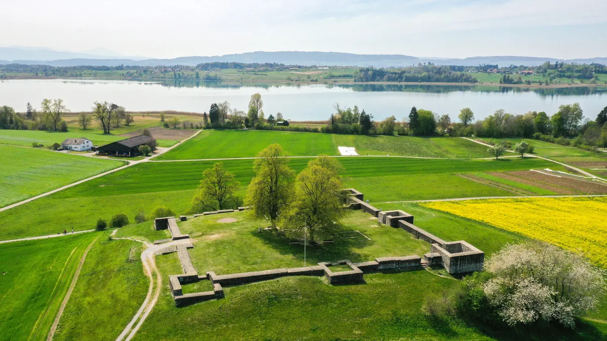 pfaeffikon_16042020_drohnenbilder2_sbo_7 Bald kann am Pfäffikersee wieder parkiert werden.