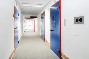 gefaengnis_4_gkz_flur_justizdirektion_des_kantons_zurich Ein therapieunwilliger Pädophiler will die verschlossenen Gefängnistüren hinter sich lassen – ein vorerst vergeblicher Wunsch.