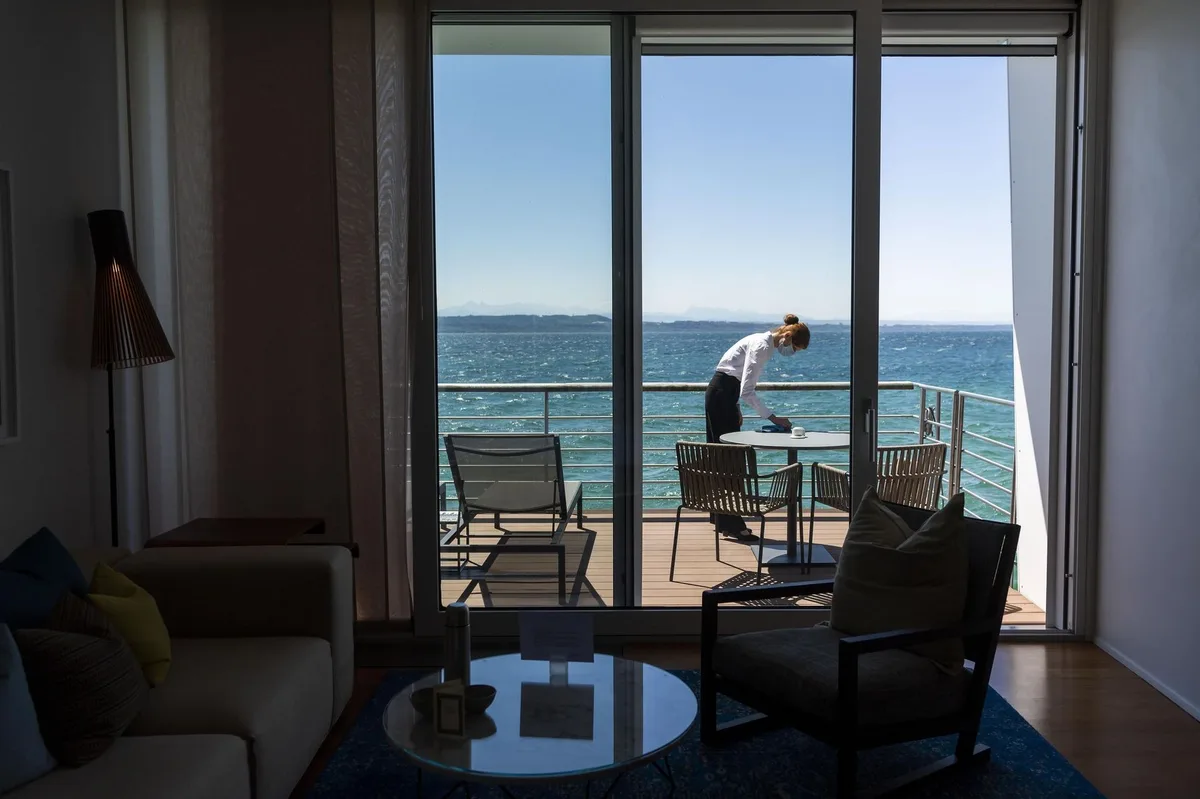 3wqsei_yqw88ruepyzi6b4 Schweizer buchen deutlich mehr Hotelübernachtungen im Inland als noch vor einem Jahr. Im Bild ein Zimmer am Neuenburgersee.