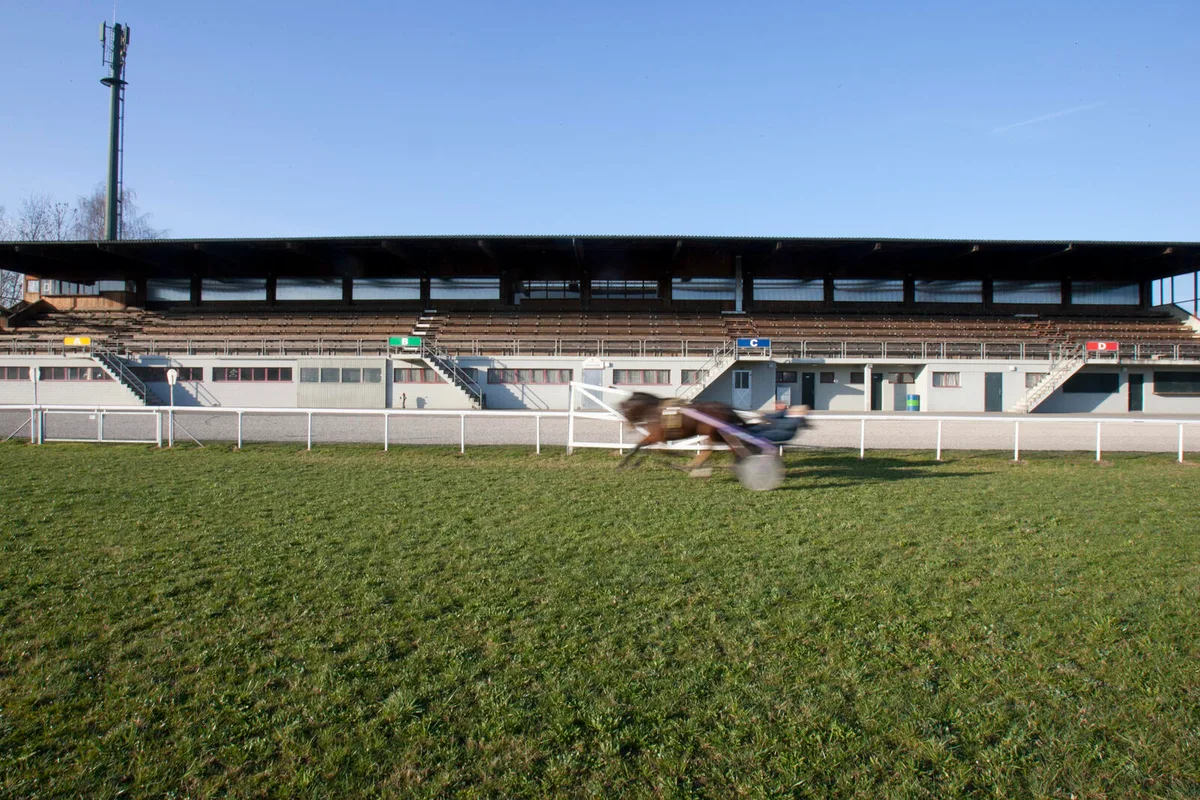 fr_fankhauser_10 Nun beginnen die Geisterrennen: Die Tribünen bleiben im Pferderennsport vorerst leer.