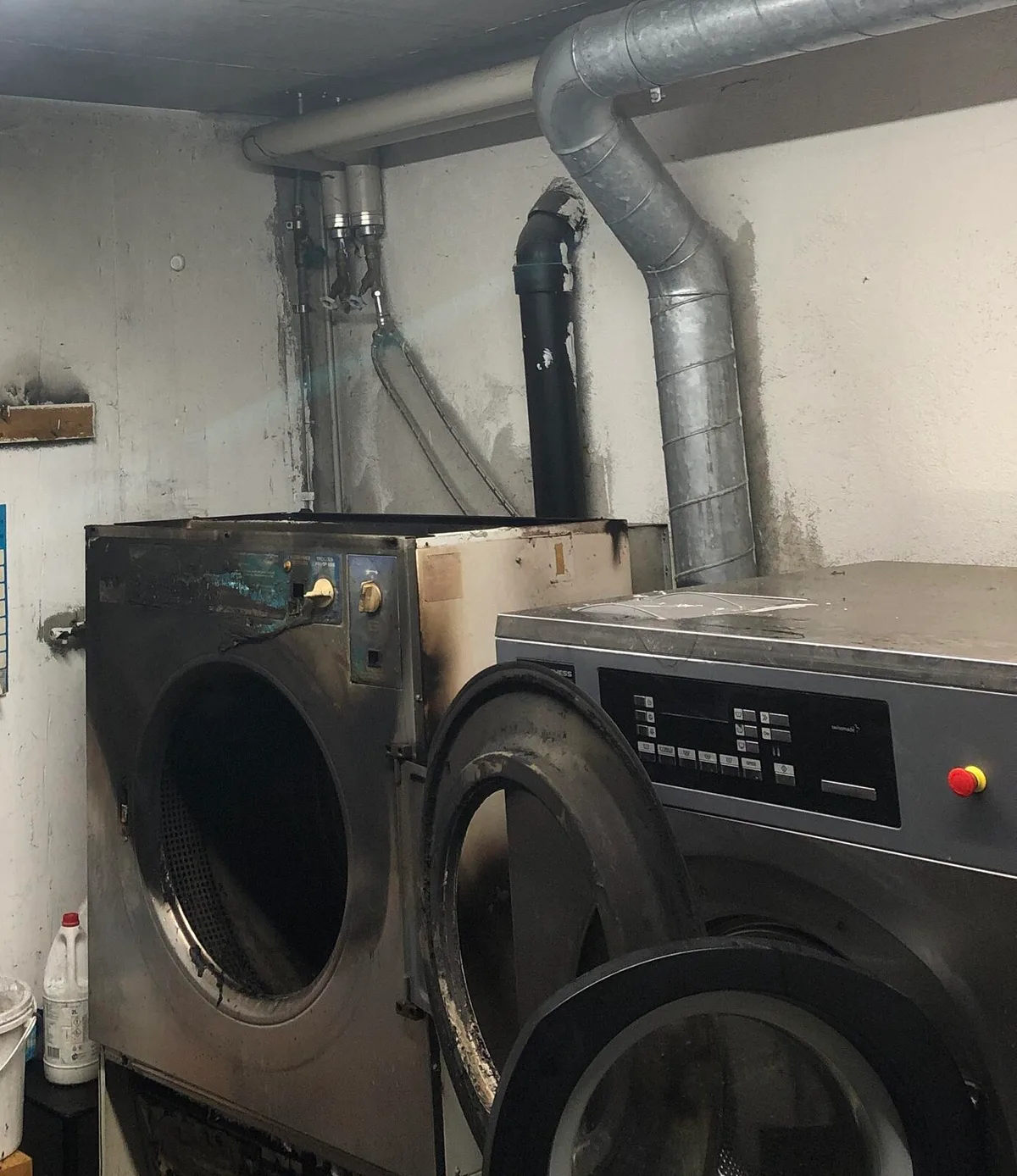 tumbler Es war wohl ein technischer Defekt: In einem Restaurant in Jona ist ein Tumbler in der Waschküche in Brand geraten., Der Sachschaden beläuft sich auf rund 15'000 Franken.
